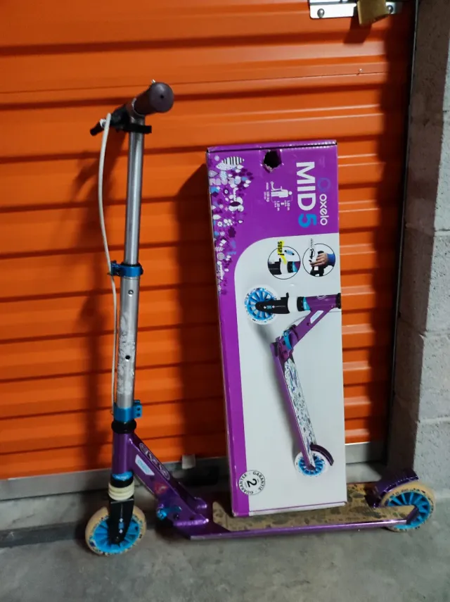 Monopatín infantil morado y azul