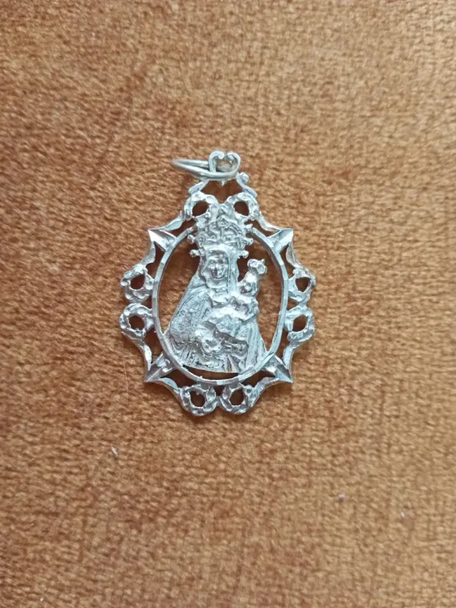 Medalla de plata virgen con niño