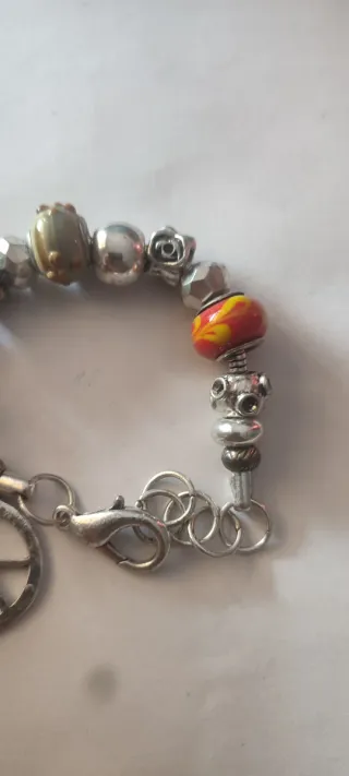 Pulsera con charms y símbolo de la paz
