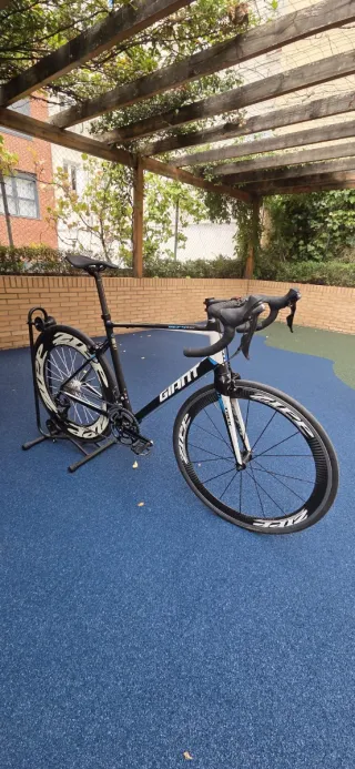 Bicicleta de carretera Giant Negra y Azul