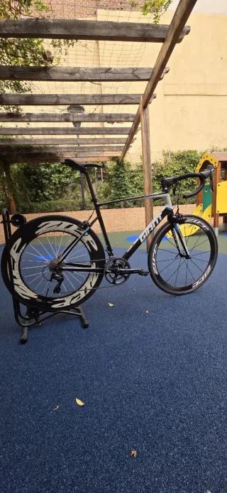 Bicicleta de carretera Giant Negra y Azul