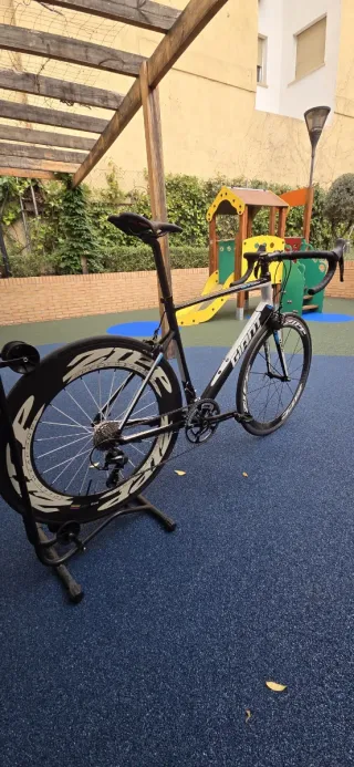 Bicicleta de carretera Giant Negra y Azul