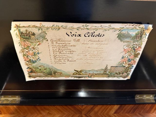 Carillon antico con panca in ferro battuto