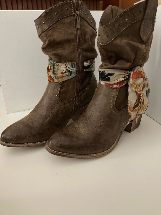 Botines marrones con estampado floral