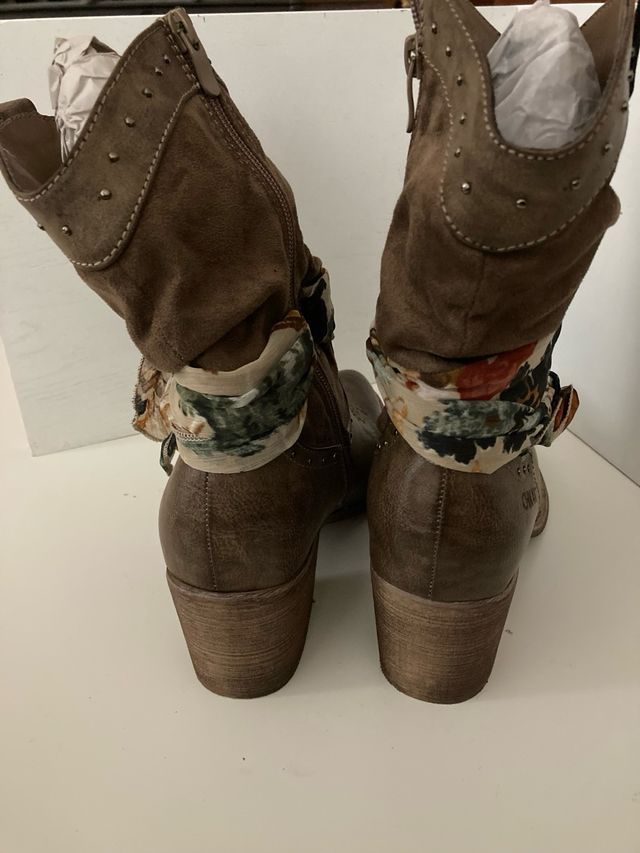 Botines marrones con estampado floral