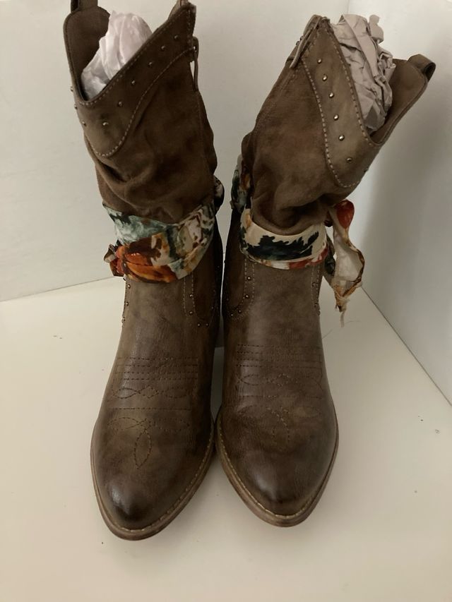 Botines marrones con estampado floral