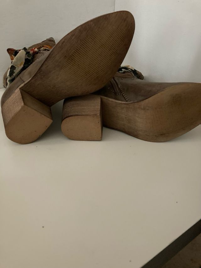 Botines marrones con estampado floral