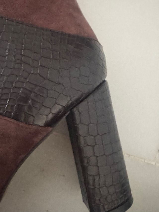 Botas altas de cuero marrón y negro