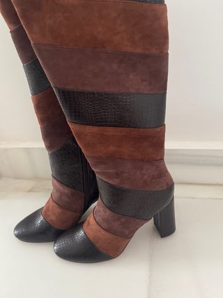 Botas altas de cuero marrón y negro