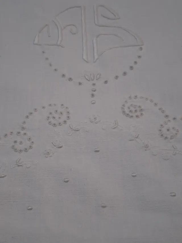 Sábana blanca bordada a mano