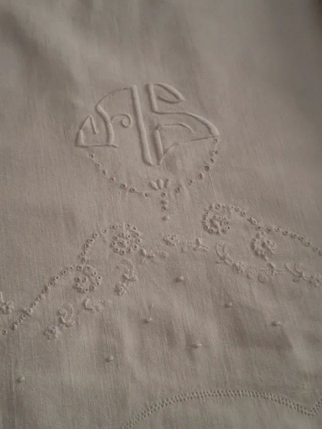 Sábana blanca bordada a mano