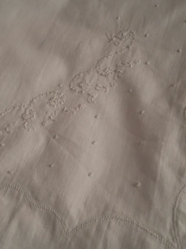 Sábana blanca bordada a mano