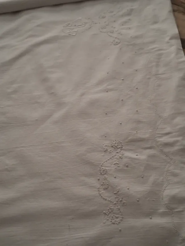 Sábana blanca bordada a mano