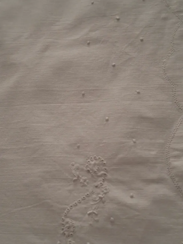 Sábana blanca bordada a mano