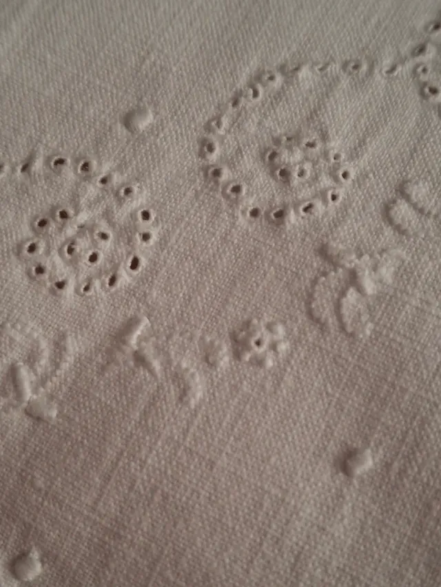 Sábana blanca bordada a mano