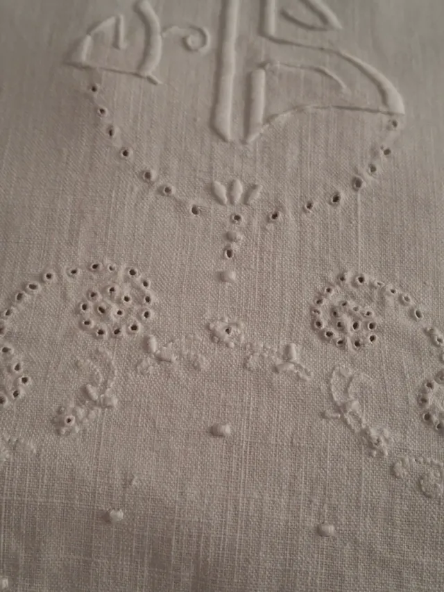 Sábana blanca bordada a mano