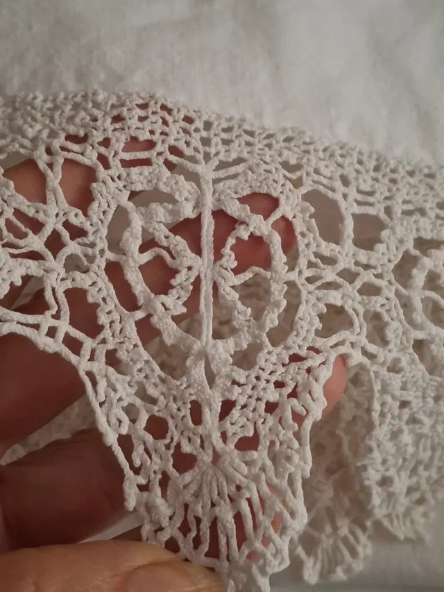 Sábana blanca bordada a mano