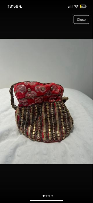 Bolso dorado y rojo con abalorios