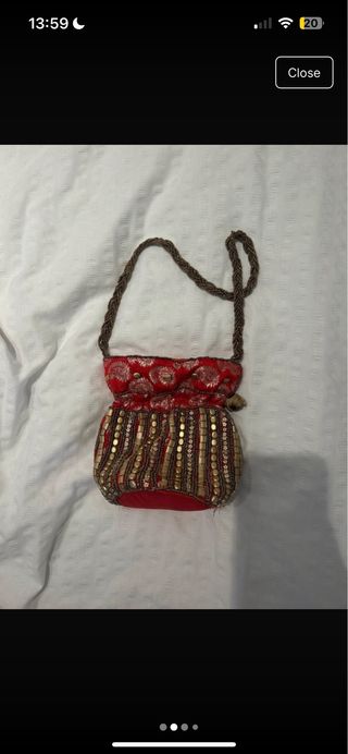 Bolso dorado y rojo con abalorios
