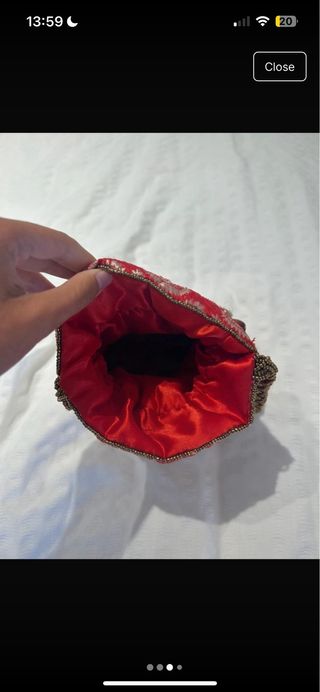 Bolso dorado y rojo con abalorios