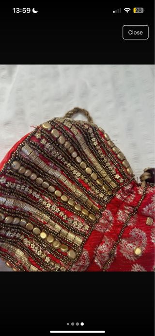 Bolso dorado y rojo con abalorios