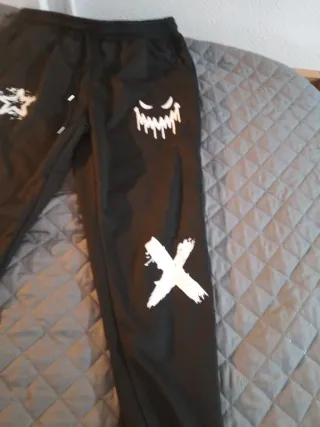 Pantalones de chándal negros con estampados