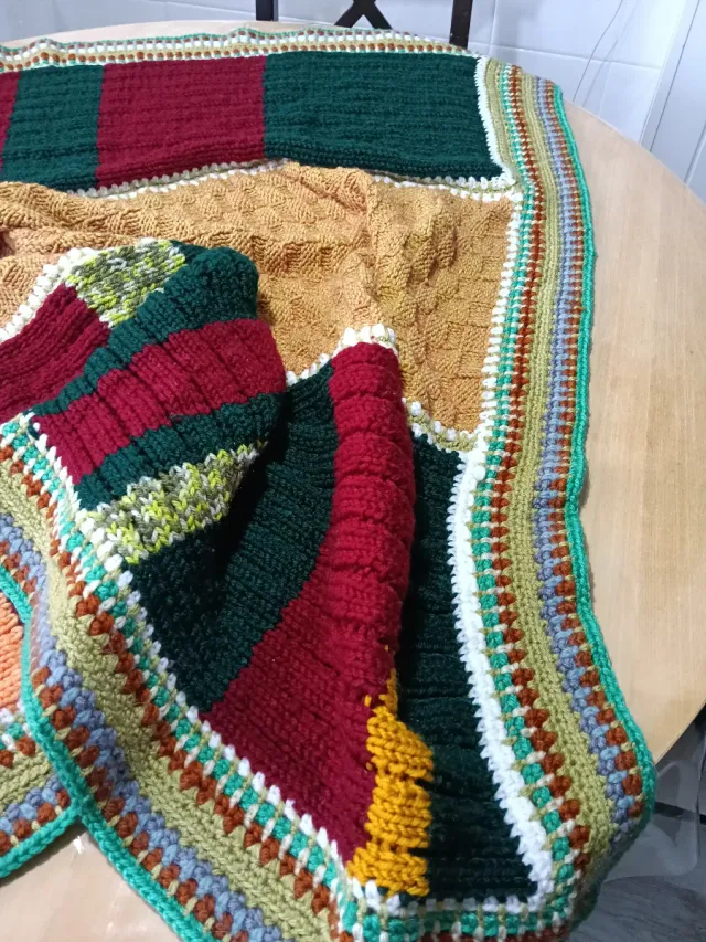 Coperta all'uncinetto 130x130 cm multicolore