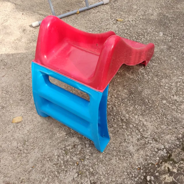 Tobogán infantil rojo y azul