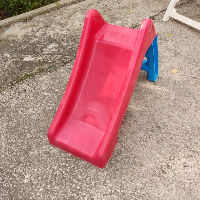 Tobogán infantil rojo y azul