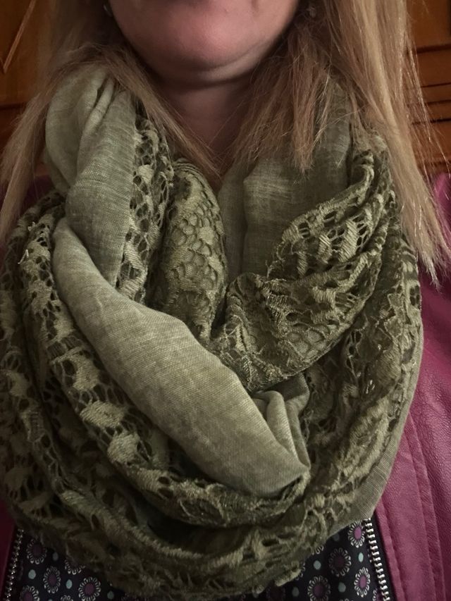 Sciarpa verde con pizzo