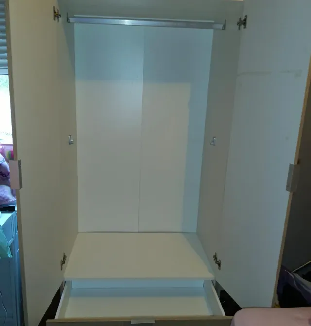 Armario blanco de madera