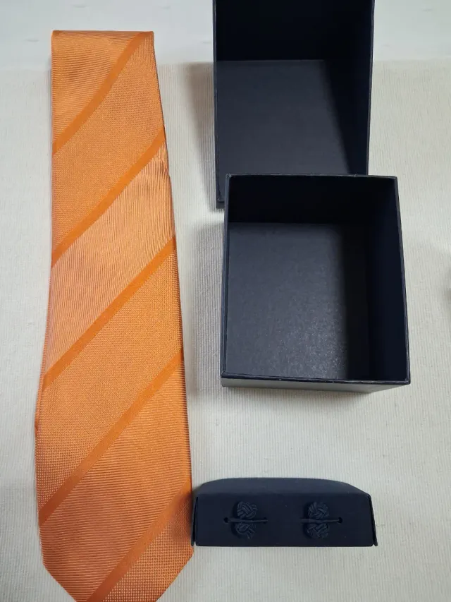 Corbata y gemelos naranja