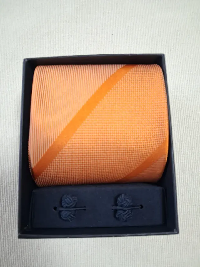 Corbata y gemelos naranja