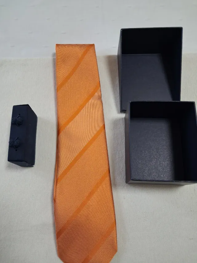 Corbata y gemelos naranja