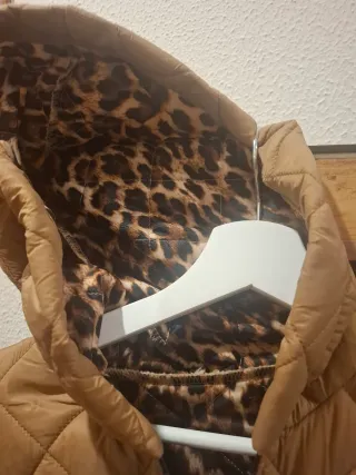 Chaquetón Asos acolchado animal print Talla L