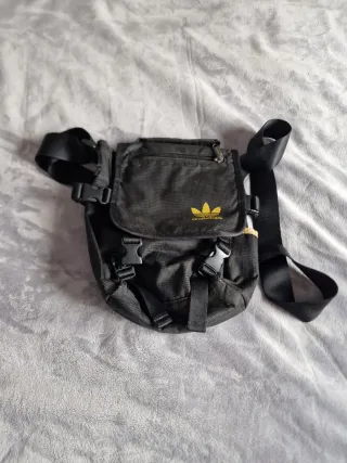 Bandolera Adidas Negra y Dorada