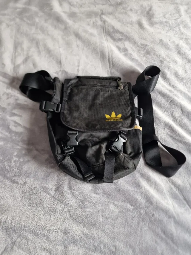 Bandolera Adidas Negra y Dorada