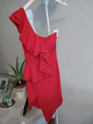 Vestido rojo asimétrico con volantes