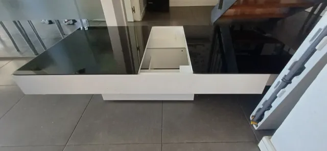 Mesita de comedor cristal y plástico