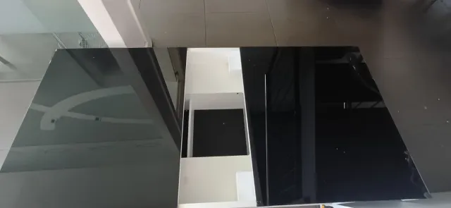 Mesita de comedor cristal y plástico