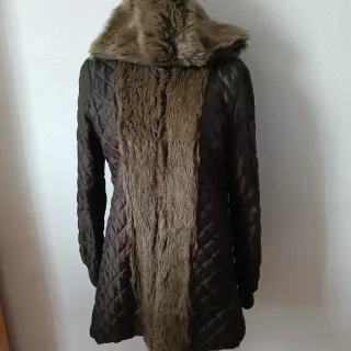 Chaquetón con capucha y detalles de pelo