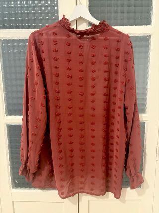 Blusa Cortefiel transparente color ladrillo.