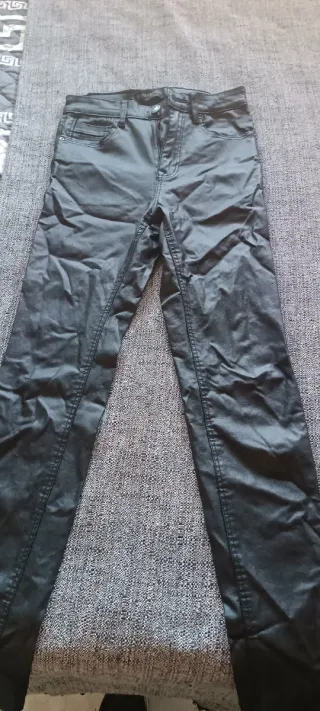 Pantalón efecto piel negro