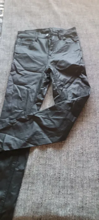 Pantalón efecto piel negro