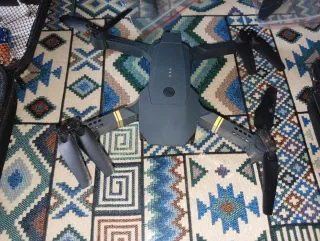 Dron teledirigido negro y dorado