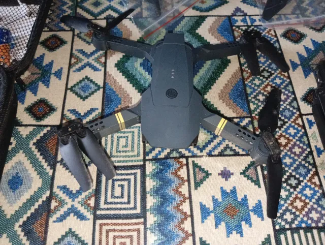 Dron teledirigido negro y dorado