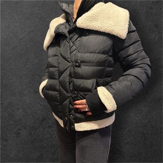 Montoncino nero con dettagli bianchi