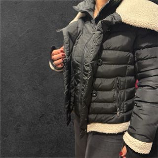 Montoncino nero con dettagli bianchi