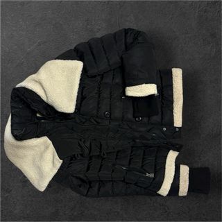 Montoncino nero con dettagli bianchi