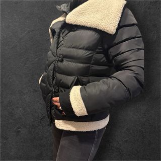 Montoncino nero con dettagli bianchi